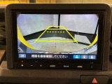 リバースギアに入れるだけで後方の表示へ切り替わります。夜間や雨の日の駐車も楽になりますよ。