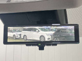 【インテリジェント ルームミラー】車両後方のカメラ映像をミラー面に映し出すので、車内の状況や、天候などに影響されずいつでもクリアな後方視界が得られます!