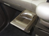 運転席と助手席の間にはドリンクホルダーがあります。取りやすい位置にありますからドライブも楽しくなりますね!
