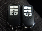 スマートキー付!キーを取り出さなくてもドアロックの施錠・開錠、エンジンの始動が出来ます!雨の日や荷物の多い日にとても便利ですね♪