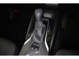 楽々操作のフロアシフトAT。