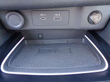 置くだけでQi対応スマ-トフォンが充電できるワイヤレス充電器を採用。置いた時のみ自動判別して充電を開始するので、他のものも自由に置けます。お問い合わせは03-5672-1023へ