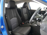 【清潔感のある運転席&助手席】隅々までクリーニングの行き届いた運転席&助手席。目立ったシミや汚れ等もございません。快適なドライブをどうぞ。