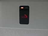 急病時や危険を感じた時、SOSコールスイッチを押すと専門のオペレータに繋がって、警察や消防への連携をサポートしてくれます。また、万が一の事故発生時には、エアバッグ展開と連動して自動通報します。