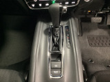 CVT車のセレクトレバーです。低速から高速まで、変速ショックのないスムーズな走りと、エンジン効率のよい領域を維持して燃費にも貢献します。サイドブレーキはスイッチ操作の電子制御パーキングブレーキです。