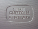 サイドカーテンエアバックシステムは、側面衝突時に大人から子供までさまざまな体格の乗員の頭部や頚部を広範囲で保護。特にセンターピラーへの頭部衝突を防ぐ展開性能を実現しています。