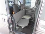 ※後部座席は簡易的なベンチシートになっております。