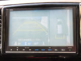 【マルチビューカメラシステム】フロントビューだけでなく、グラウンドビューも表示!自車を上空から見下ろしたような映像が表示されるので、駐車時などにドライバーの死角を減らすことができます。