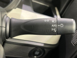 【オートライト】周りの明るさに応じて自動でヘッドライトの点灯・消灯ができる機能です!ライトの付け忘れ・消し忘れなどが無くなり、雨の日や夕方の走行も安心!トンネル通過時も便利ですね♪