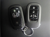 スマートキー付!キーを取り出さなくてもドアロックの施錠・開錠、エンジンの始動が出来ます!雨の日や荷物の多い日にとても便利ですね♪