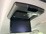 【フリップダウンモニター】大画面モニターで後席でもエンタメをお楽しみいただけます。小さなお子様にも大人気の装備です♪