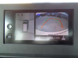 見下ろしているかのような映像で、駐車もスムーズにできる。アラウンドビューモニター