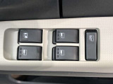 パワーウィンドのスイッチです。運転席に座りながら、助手席や後席の窓を開け閉めできるので大変便利ですよ。