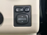 狭い駐車場で便利な電動格納ドアミラーが付いています。