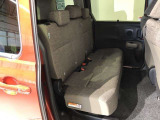 【後部座席】も当然、綺麗・清潔に仕上げております。内装の綺麗なお車は気持ちが良いですし、コンディションのいい車が多いです。これもオススメの1台です。