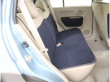 リヤシートは2人がけです。足元も広々しています
