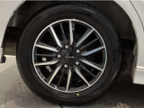 【アルミホイール】純正アルミホイール装備!足元を際立たせ、軽快な走りを演出します!印象もアップし、スタイルも引き締まります!スポーティーさの中にラグジュアリーを感じさせるデザインですね♪
