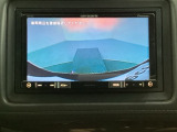 ギヤをR(バック)に入れるとナビ(社外品)の画面に後ろの映像が映るリアカメラ付です。後退時、コンディションが悪い視界でもカラーバックモニターがドライバーをサポートします。