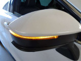 【ウィンカー付サイドミラー】ヘッドライトだけではなく、サイドミラーにもウィンカーレンズがついているので、周りの車からみてもわかりやすく、しかもおしゃれですね♪