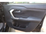 【運転席内ドア 】ミラー操作やウィンドウ開閉スイッチはドライバー目線で配置され、快適な操作性を実現!