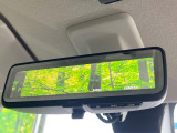 【インテリジェントルームミラー】後席の大きな荷物や同乗者で後方が確認しづらい時でも安心!カメラが撮影した車両後方の映像をルームミラー内に表示。クリアな視界で状況の確認が可能です!