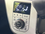 【オートエアコン】一度お好みの温度に設定すれば、車内の温度を検知し風量や温度を自動で調整。暑い&hellip;寒い&hellip;と何度もスイッチ操作をする必要はありません。快適な車内空間には必須の機能ですね♪