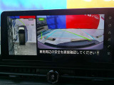 【アラウンドビューモニター】空から見下ろすような視点で、スムースな駐車と安全確認をサポートします。