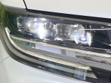 【LEDヘッドライト】悪天候や夜間走行時も良好な視界を確保し安心して運転できる高輝度LEDヘッドライトを装備!点灯速度が早く、消費電力も抑えられています。