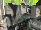 後部座席も気になるようなキズ・汚れやへたり等、大きなダメージはなく、良好な状態です。