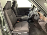 女性でも運転がしやすいように、シートの高さ調整機能(シートリフター)がついています。広い足元にゆったり座れるシートには肘掛も装備しており長距離の運転でも疲れにくいシートです。