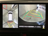 パノラミックビューモニター付きです。車両を上から見たような映像をディスプレイオーディオ画面に表示。運転席からの目視だけでは見にくい、車両周辺の状況をリアルタイムでしっかり確認できます。
