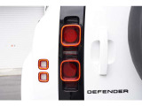 DEFENDERならではのテールランプデザインです。単なる平面ではなく、立体的な造形になっています。角が丸くなっている大小 4つの四角形が独立して取り付けられた形状となっています。