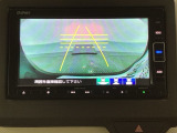 バックでの車庫入れも安心です! リアカメラが付いているバックモニター付のナビを装備しております。操作線もついており距離感も画面から確認できます。
