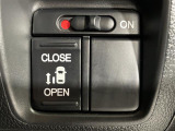 【パワースライドドア】小さなお子さまでも、助手席側のスライドドアはボタン一つで乗り降りラクラクです!両手に荷物を抱えている時でもボタンを押せば自動で開閉してくれます。