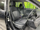 運転席まわりには十分なスペースがあり、大柄な方でもゆったり運転していただける環境です。