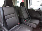 セカンドシートの所には折りたたみのパーソナルテーブルが左右にあります。ドライブ時にも便利でうれしい装備ですね。サードシートにも同様に左右ございます。