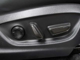運転席はパワーシートなのでお好みのドライビングポジションに調整可能です♪
