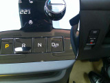 シフト変更はシフトレバーではなく、近未来なデザイン且つ、ワンタッチで操作可能な快適なボタン式となっております♪渋滞に巻き込まれた際に役立つオートブレーキホールドも搭載しておりますよ♪