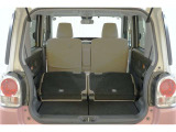 後席を格納すると大きなスペースが出来るので大きな荷物も積み込めます!