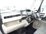 ★助手席周辺★ダッシュボードには豊富な収納BOXがありいつもすっきりとした車内!ほしい場所にちょうど良い収納を備えています。大きなフロントガラスによって見晴らしも良く快適な座り心地となっております