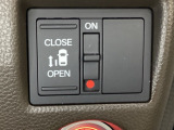 左側電動スライドドアは運転席からでも操作ができるように、ハンドル付近に開閉の操作スイッチが付いています。
