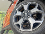 【純正15インチアルミホイール】外観にマッチした純正アルミホイールを装着しております。各種社外アルミホイールや、スタッドレスタイヤも取扱いしております。是非ご相談ください♪