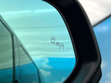 【ブラインドスポットモニター】走行中、ドアミラーの死角になりやすい箇所に後続車が接近するとサイドミラーのレンズに警告を表示!ドライバーに注意喚起をしてくれます。