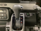 CVT車のセレクトレバーです。低速から高速まで、変速ショックのないスムーズな走りを実現するとともに、エンジン効率のよい領域を維持することで燃費にも貢献します。