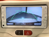 リバースギアに入れるだけで後方の表示へ切り替わります。夜間や雨の日の駐車も楽になりますよ。