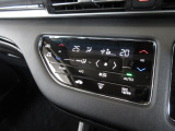 オートエアコンは左右席で独立温度コントロールが可能です。運転席はキンキンに冷やして助手席はマイルドにと言った設定が可能です☆暑さ寒さでケンカすることもなくなりますね♪