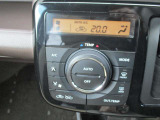 オートエアコンです。簡単な操作で室内を快適な温度になりますので夏場や冬場でも快適なドライブが楽しめます。