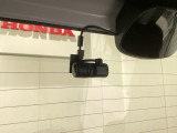 後方にもドライブレコーダーのカメラが付いています。前後両方でお車の周りを監視・記録いたします。