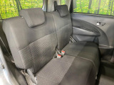 後部座席も気になるようなキズ・汚れやへたり等、大きなダメージはなく、良好な状態です。