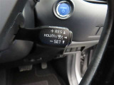 クルーズコントロールが付いています。一度速度を設定すると、アクセルを踏まなくても一定に速度を保ってくれる優れた装備です。高速道路を走行するのに便利です。